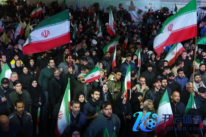 4月8日,伊朗德黑兰,伊朗大家聚合在街头庆祝寝兵 IC photo